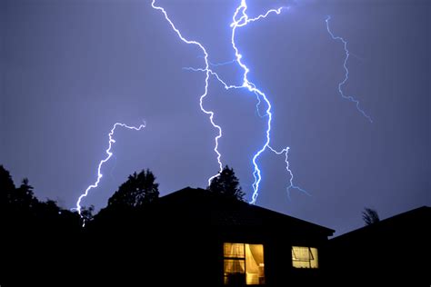 8 trucs à ne surtout pas faire en cas d'orage .